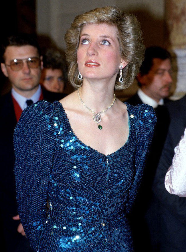 Cư dân mạng bất bình khi người thứ ba Camilla vô tư diện lại món nữ trang từng thuộc về Công nương Diana - Ảnh 4.