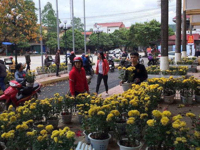 Phản cảm cảnh tranh cướp hoa trang trí ở ga Đồng Đăng - Ảnh 5.