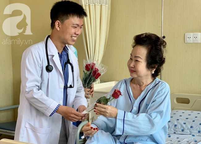 Hàng trăm nữ bệnh nhân Sài Gòn xúc động khi được bác sĩ đến tận giường tặng hoa, cắt móng tay mừng ngày 8/3 - Ảnh 6.