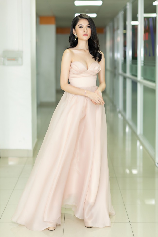 Góc chụp ảnh khiến cư dân mạng hốt hoảng với chiếc váy cúp ngực của Á hậu Thùy Dung - Ảnh 1.