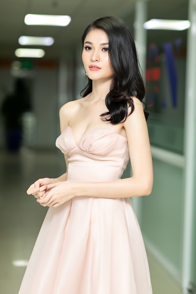 Góc chụp ảnh khiến cư dân mạng hốt hoảng với chiếc váy cúp ngực của Á hậu Thùy Dung - Ảnh 9.