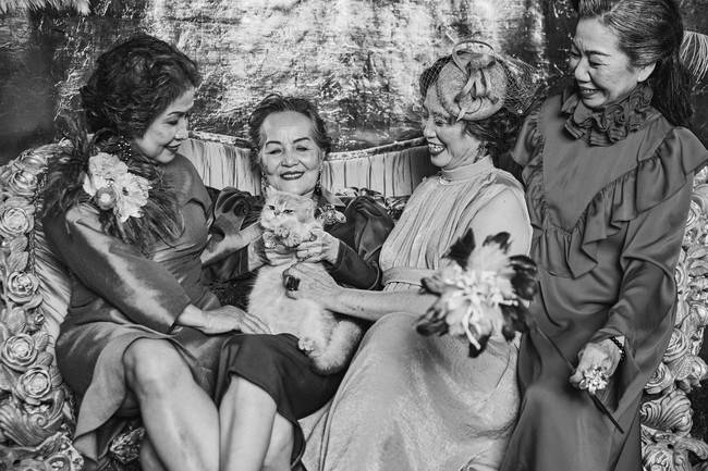 Bộ ảnh 4 người bạn thân khi về già vẫn xinh đẹp lộng lẫy, hạnh phúc bên nhau khiến bao chị em ghen tị ngày 8/3 - Ảnh 7.