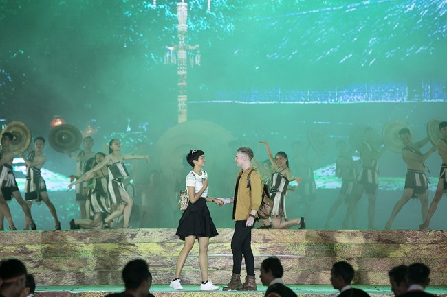 Hoa hậu HHen Niê gây ngỡ ngàng khi ăn mặc như học sinh ngồi xe công nông tiến vào sân khấu - Ảnh 5. Hoa hậu HHen Niê gây ngỡ ngàng khi ăn mặc như học sinh ngồi xe công nông tiến vào sân khấu - Ảnh 5.