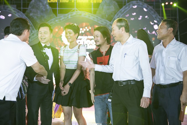 Hoa hậu HHen Niê gây ngỡ ngàng khi ăn mặc như học sinh ngồi xe công nông tiến vào sân khấu - Ảnh 6.