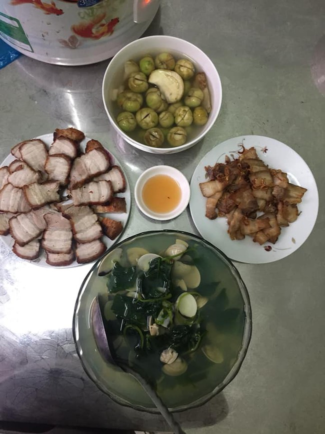 Khoe mâm cơm vẫn không quên than thở sao vẫn ế, cô nàng nhận về loạt câu trả lời thích đáng từ hội chị em - Ảnh 1. Khoe mâm cơm vẫn không quên than thở sao vẫn ế, cô nàng nhận về loạt câu trả lời thích đáng từ hội chị em - Ảnh 1.