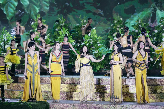 Hoa hậu HHen Niê gây ngỡ ngàng khi ăn mặc như học sinh ngồi xe công nông tiến vào sân khấu - Ảnh 7. Hoa hậu HHen Niê gây ngỡ ngàng khi ăn mặc như học sinh ngồi xe công nông tiến vào sân khấu - Ảnh 7.