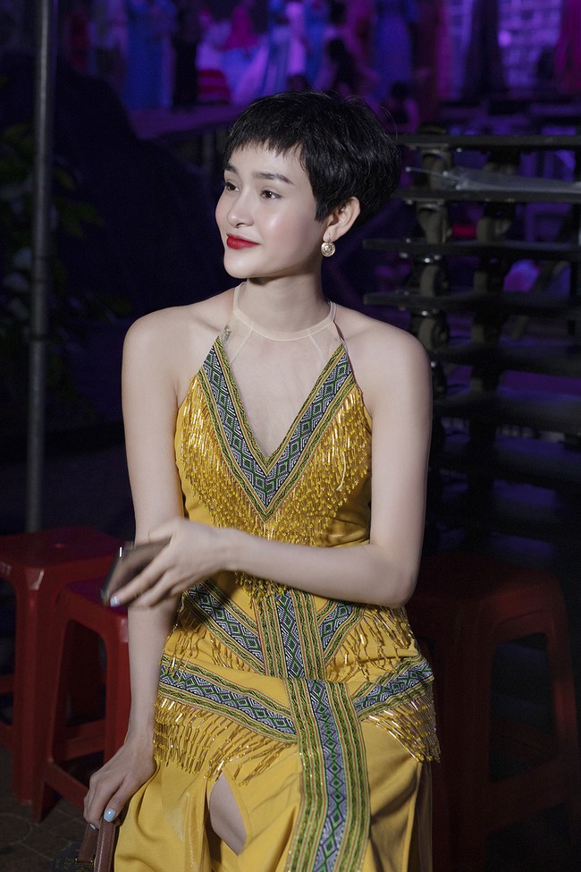 Hoa hậu HHen Niê gây ngỡ ngàng khi ăn mặc như học sinh ngồi xe công nông tiến vào sân khấu - Ảnh 13. Hoa hậu HHen Niê gây ngỡ ngàng khi ăn mặc như học sinh ngồi xe công nông tiến vào sân khấu - Ảnh 13.