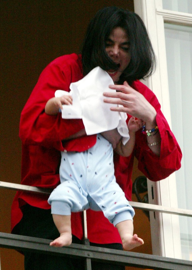 Con trai út của huyền thoại Michael Jackson từng suýt bị cha đánh rơi ngoài ban công sau 16 năm lại có cuộc sống cô độc đến đáng thương - Ảnh 1.