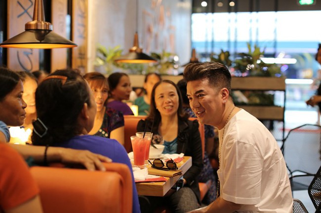 Kiều Minh Tuấn khoanh tay đứng nhìn Cát Phượng oằn mình cõng Đàm Vĩnh Hưng, lý do thực sự là đây - Ảnh 2. Kiều Minh Tuấn khoanh tay đứng nhìn Cát Phượng oằn mình cõng Đàm Vĩnh Hưng, lý do thực sự là đây - Ảnh 2.