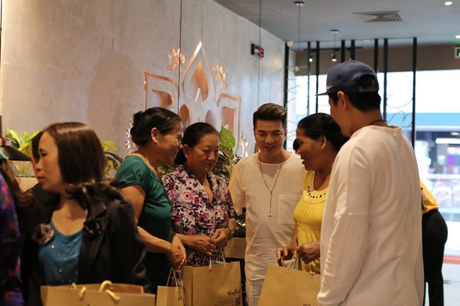 Kiều Minh Tuấn khoanh tay đứng nhìn Cát Phượng oằn mình cõng Đàm Vĩnh Hưng, lý do thực sự là đây - Ảnh 4. Kiều Minh Tuấn khoanh tay đứng nhìn Cát Phượng oằn mình cõng Đàm Vĩnh Hưng, lý do thực sự là đây - Ảnh 4.