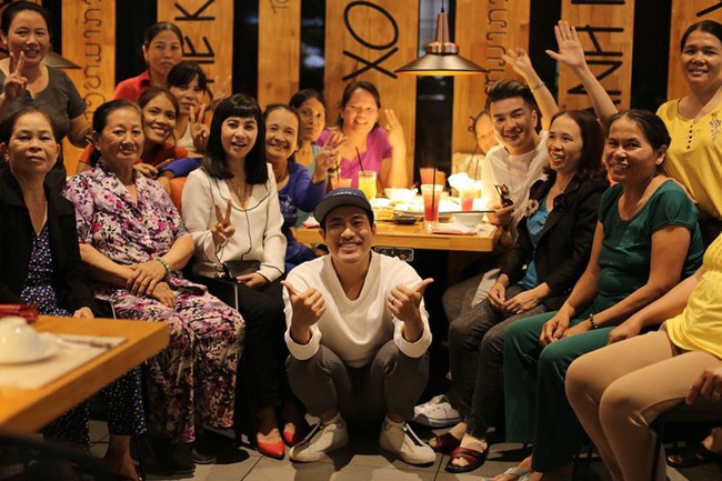 Kiều Minh Tuấn khoanh tay đứng nhìn Cát Phượng oằn mình cõng Đàm Vĩnh Hưng, lý do thực sự là đây - Ảnh 1. Kiều Minh Tuấn khoanh tay đứng nhìn Cát Phượng oằn mình cõng Đàm Vĩnh Hưng, lý do thực sự là đây - Ảnh 1.