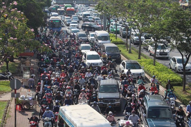 TP.HCM: Bốn ô tô tông nhau dính chùm trên cầu Sài Gòn, giao thông tê liệt nhiều giờ - Ảnh 4.