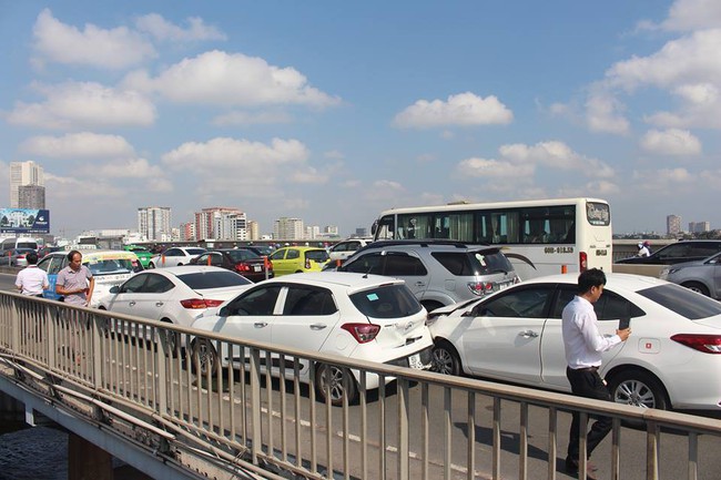 TP.HCM: Bốn ô tô tông nhau dính chùm trên cầu Sài Gòn, giao thông tê liệt nhiều giờ - Ảnh 1.