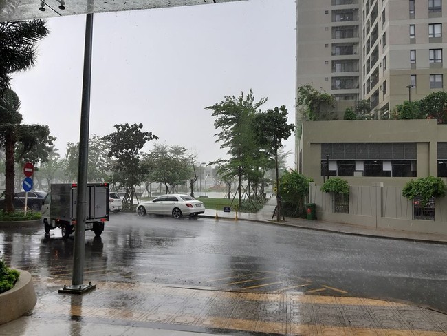 Nhân ngày Quốc tế dối lừa, thời tiết Sài Gòn cũng tranh thủ cho dân tình chưng hửng bằng cơn mưa ngắn ngủn - Ảnh 2.