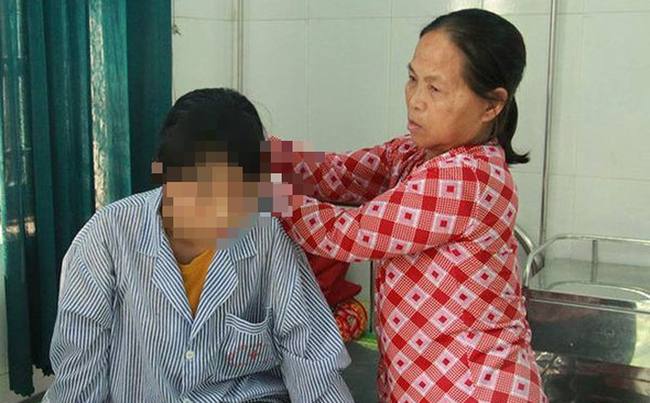 Hai nữ sinh trong vụ lột quần áo, đánh dã man bạn ở Hưng Yên là bác họ của nạn nhân - Ảnh 1.