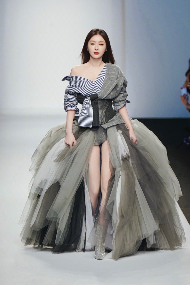 “Phú Sát Hoàng hậu” Tần Lam bất ngờ trổ tài catwalk: Có giữ được phong độ nữ hoàng hay lại thành “đi chợ”? - Ảnh 4.