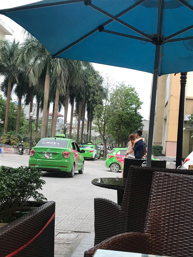 Cặp đôi hồn nhiên quấn nhau cả nửa tiếng giữa ngã tư đông đúc, mọi người xung quanh tò mò tưởng... bị dính môi - Ảnh 1. Cặp đôi hồn nhiên quấn nhau cả nửa tiếng giữa ngã tư đông đúc, mọi người xung quanh tò mò tưởng... bị dính môi - Ảnh 1.