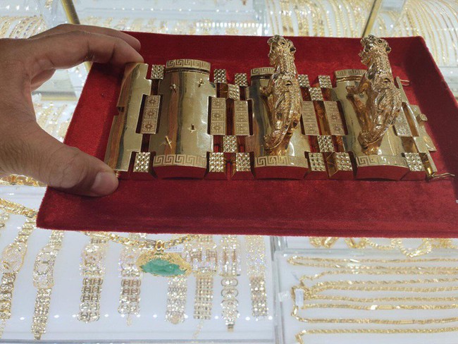 Trước khi bị công an tạm giữ, Phúc XO khoe những món hàng bằng vàng xa xỉ khiến nhiều dân chơi choáng váng - Ảnh 10.