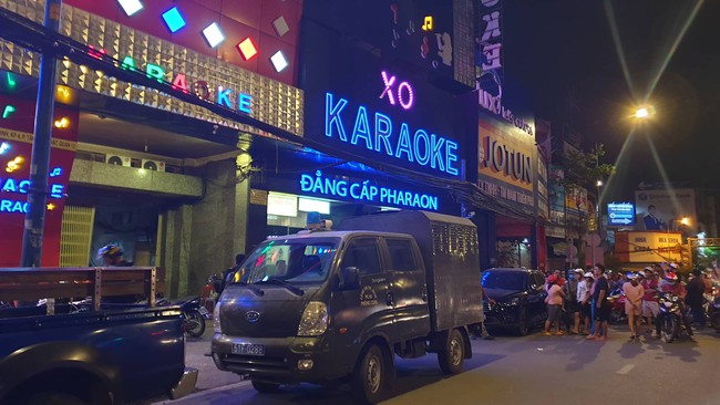Hàng chục cảnh sát khám xét quán karaoke của đại gia vàng Phúc XO lúc nửa đêm sau nghi dính đến ma túy  - Ảnh 3.