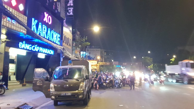 Hàng chục cảnh sát khám xét quán karaoke của đại gia vàng Phúc XO lúc nửa đêm sau nghi dính đến ma túy  - Ảnh 1.