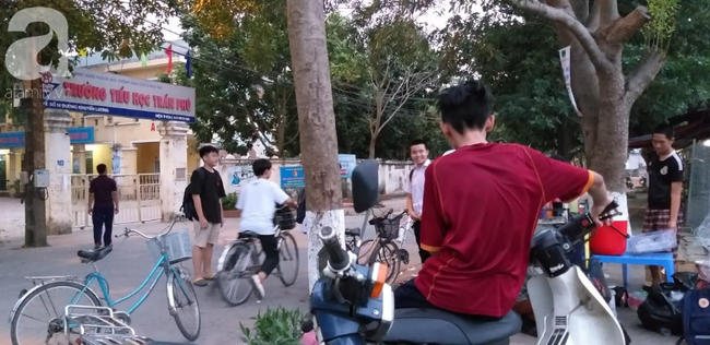 Vụ thầy giáo nghi dâm ô nhiều học sinh nam ở Hà Nội: Công an, nhà trường đang họp khẩn, học sinh hoang mang - Ảnh 4.