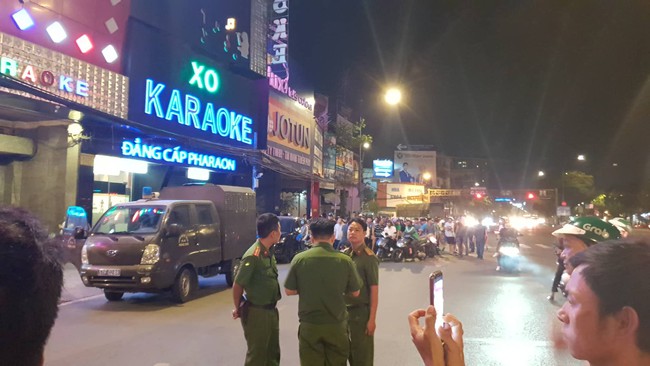 Hàng chục cảnh sát khám xét quán karaoke của đại gia vàng Phúc XO lúc nửa đêm sau nghi dính đến ma túy  - Ảnh 2.