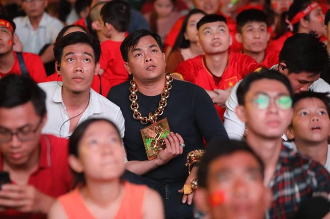 Điều tra sai phạm quán karaoke của đại gia 13kg vàng Phúc XO sau nghi án sử dụng ma túy ở Sài Gòn - Ảnh 2.