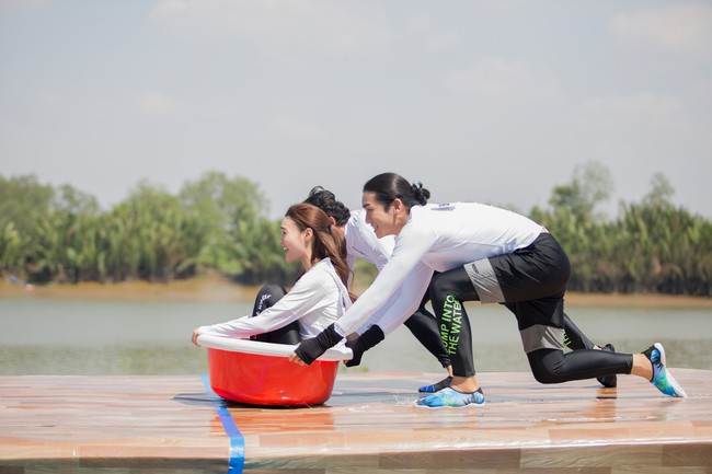 Running Man phiên bản Việt: Công chúa Minh Hằng vừa xuất hiện đã bị ngã chổng vó xuống nước  - Ảnh 4.