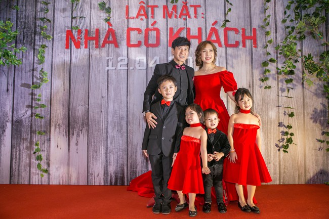 Gia đình 4 con Lý Hải - Minh Hà chia phe đỏ - đen cực đáng yêu khi cùng đi thảm đỏ  - Ảnh 2.