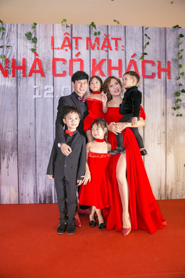 Gia đình 4 con Lý Hải - Minh Hà chia phe đỏ - đen cực đáng yêu khi cùng đi thảm đỏ  - Ảnh 3.