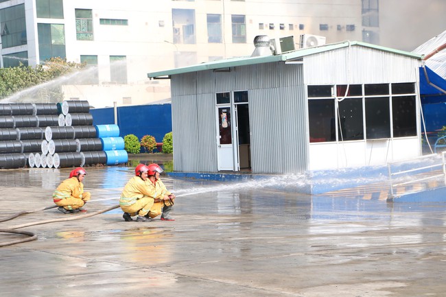 Bình Dương: Đang cháy lớn tại KCN Sóng Thần 2, hàng chục xe cứu hỏa được điều tới hiện trường - Ảnh 5.