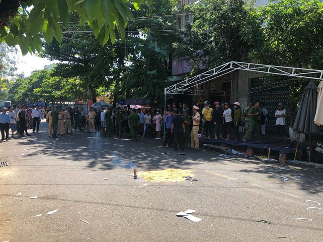 Quy Nhơn: Ô tô đâm thẳng vào đám tang trên đường, 3 người chết, 7 người bị thương - Ảnh 1.