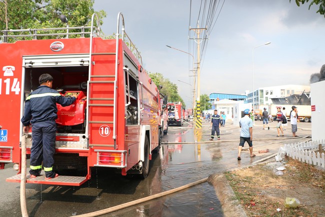 Bình Dương: Đang cháy lớn tại KCN Sóng Thần 2, hàng chục xe cứu hỏa được điều tới hiện trường - Ảnh 3.