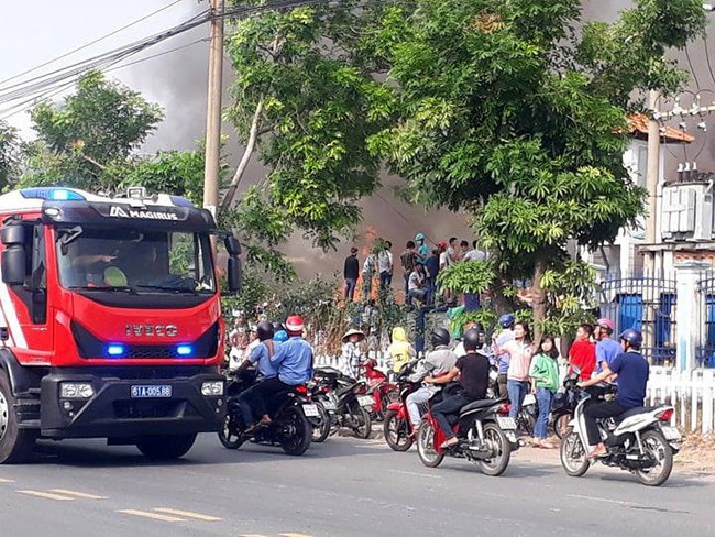 Bình Dương: Đang cháy lớn tại KCN Sóng Thần 2, hàng chục xe cứu hỏa được điều tới hiện trường - Ảnh 2.
