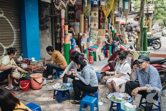 Tranh thủ Hà Nội đẹp trời, ghé phố cổ thưởng thức ngay gỏi sứa đỏ thanh mát giá chỉ 30 nghìn đồng - Ảnh 1.