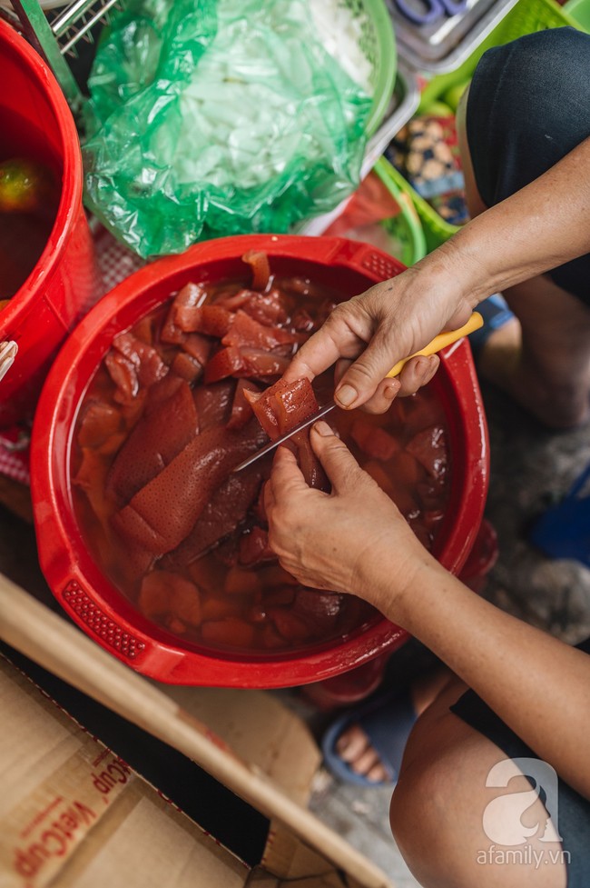 Tranh thủ Hà Nội đẹp trời, ghé phố cổ thưởng thức ngay gỏi sứa đỏ thanh mát giá chỉ 30 nghìn đồng - Ảnh 2.