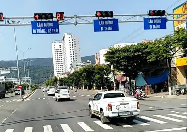 Vụ đoàn ô tô của Tập đoàn Trung Nguyên vượt đèn đỏ ở Đà Nẵng: Phạt 1,6 triệu đồng/xe vi phạm, tước giấy phép lái xe 2 tháng - Ảnh 2.