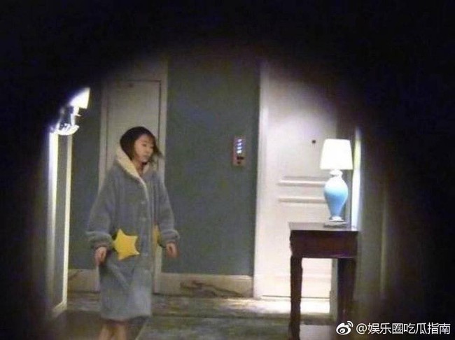 Drama ngoại tình hot nhất Cbiz: Không có bà cả, tiểu tam mặc sẵn đồ ngủ chờ sao nam Hoa Thiên Cốt quay phim về - Ảnh 1. Drama ngoại tình hot nhất Cbiz: Không có bà cả, tiểu tam mặc sẵn đồ ngủ chờ sao nam Hoa Thiên Cốt quay phim về - Ảnh 1.
