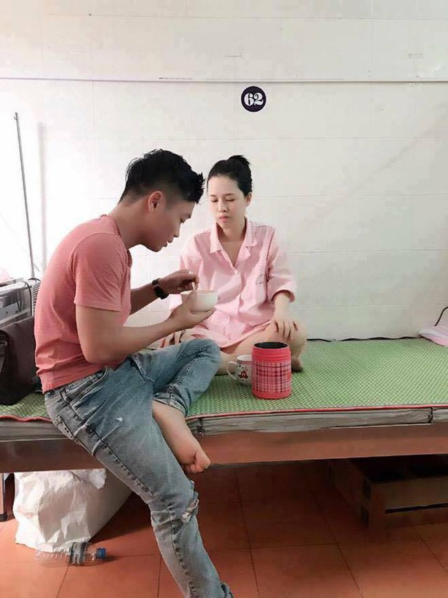 Hai ông bố trẻ ăn vội hộp cơm, uống lon bia trong viện những ngày chăm vợ đẻ gây thích thú - Ảnh 3.