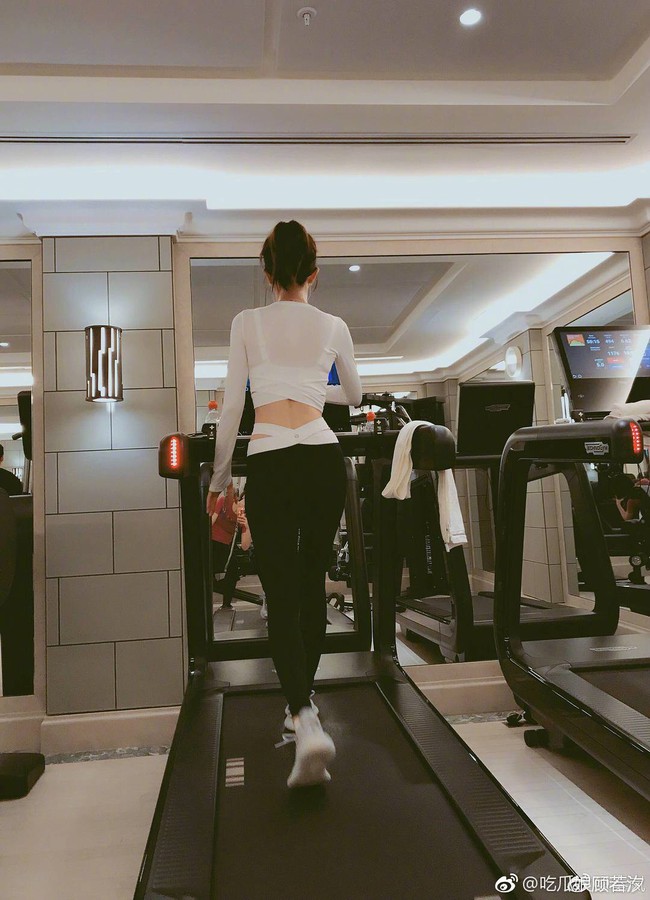 Body gây bão ngày hôm nay: Hoàng Hậu Tần Lam khoe cơ bụng 6 múi gợi cảm không chút mỡ thừa lấp ló - Ảnh 6. Body gây bão ngày hôm nay: Hoàng Hậu Tần Lam khoe cơ bụng 6 múi gợi cảm không chút mỡ thừa lấp ló - Ảnh 6.