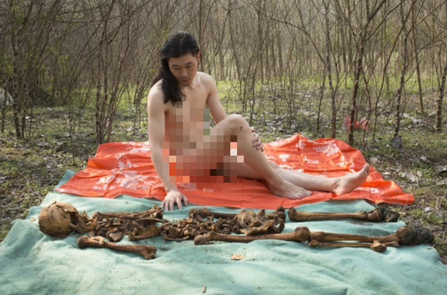 Nghệ sĩ Trung Quốc gây tranh cãi khi khỏa thân chụp ảnh với hài cốt của cha vào Tết Thanh Minh - Ảnh 4.