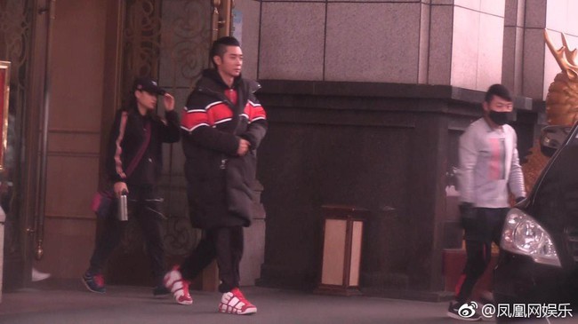Drama ngoại tình hot nhất Cbiz: Không có bà cả, tiểu tam mặc sẵn đồ ngủ chờ sao nam Hoa Thiên Cốt quay phim về - Ảnh 4. Drama ngoại tình hot nhất Cbiz: Không có bà cả, tiểu tam mặc sẵn đồ ngủ chờ sao nam Hoa Thiên Cốt quay phim về - Ảnh 4.