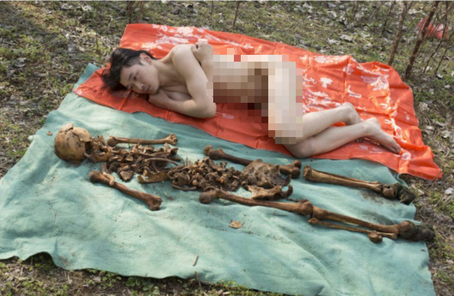 Nghệ sĩ Trung Quốc gây tranh cãi khi khỏa thân chụp ảnh với hài cốt của cha vào Tết Thanh Minh - Ảnh 5.