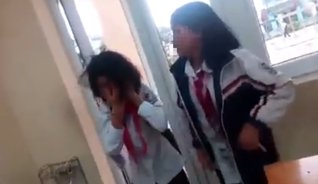 Lại thêm một nữ sinh cấp 2 bị bạn đánh, tát túi bụi ngay trong lớp học, bạn bè xung quanh hò reo cổ vũ ở Quảng Ninh - Ảnh 2.