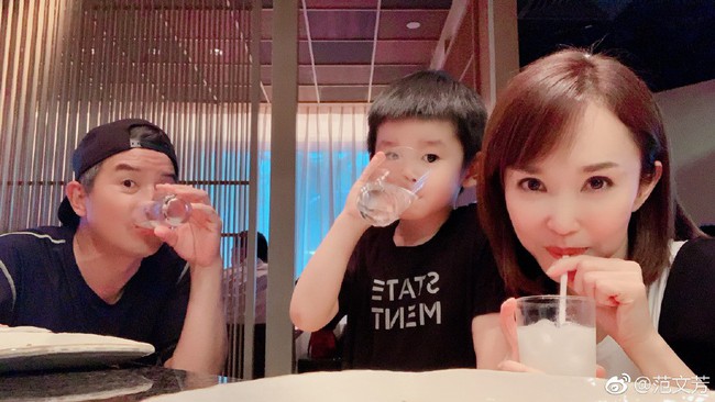 Ở ẩn đã lâu, vợ chồng Phạm Văn Phương - Lý Minh Thuận khoe con trai cực kỳ điển trai - Ảnh 1. Ở ẩn đã lâu, vợ chồng Phạm Văn Phương - Lý Minh Thuận khoe con trai cực kỳ điển trai - Ảnh 1.