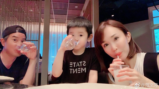 Ở ẩn đã lâu, vợ chồng Phạm Văn Phương - Lý Minh Thuận khoe con trai cực kỳ điển trai - Ảnh 2. Ở ẩn đã lâu, vợ chồng Phạm Văn Phương - Lý Minh Thuận khoe con trai cực kỳ điển trai - Ảnh 2.