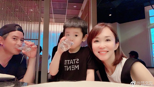 Ở ẩn đã lâu, vợ chồng Phạm Văn Phương - Lý Minh Thuận khoe con trai cực kỳ điển trai - Ảnh 4. Ở ẩn đã lâu, vợ chồng Phạm Văn Phương - Lý Minh Thuận khoe con trai cực kỳ điển trai - Ảnh 4.