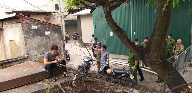 Hiện trường vụ cháy làm 8 người chết, mất tích tại Hà Nội: Người mẹ gào khóc ngồi đợi nhận thi thể con trai - Ảnh 12.