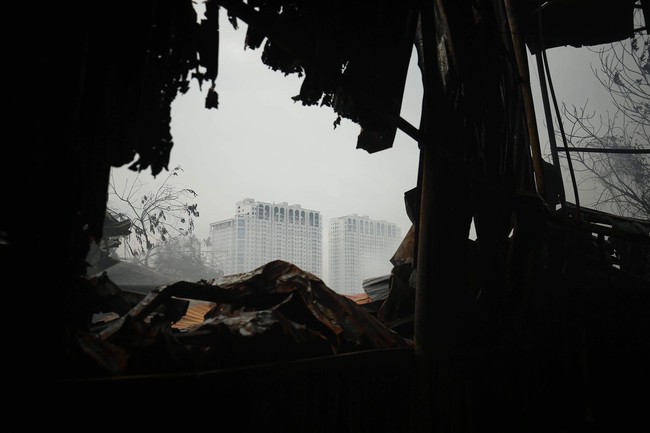 Cháy kinh hoàng tại Hà Nội, 8 người chết và mất tích vì bị chôn vùi trong đống đổ nát - Ảnh 1.
