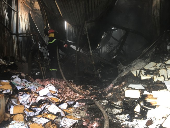 Thi thể thứ 8 trong vụ cháy ở Hà Nội đã được tìm thấy, nhà xưởng không phép từng nhiều lần bị xử lý - Ảnh 3.